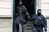 Die Polizeibeamten nehmen einen Tatverdächtigen fest.