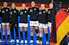 Die deutsche Frauen-Nationalmannschaft beim Singen der Hymne