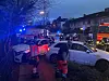 Aufnahme der Unfallstelle mit den beschädigten Fahrzeugen und Einsatzkräften der Feuerwehr und der Polizei.