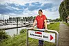 Hafenmeister Sven Nagel steht vor dem Hafen