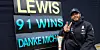 Lewis Hamilton feiert seine Einstellung des GP-Rekords von Michael Schumacher.