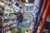 Jan Knütel steht in seinem Laden bei den Tauen