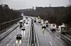 Spezialfahrzeuge reinigen die Fahrbahn der Autobahn 7 in Südniedersachsen.