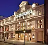 Die beleuchtete Fassade des Theaters bei Nacht