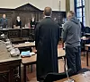 Tim B. steht neben seinem Verteidiger. Ihm wird gefährliche Körperverletzung vorgeworfen.