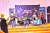 Peter Achner mit seinen Rock Kids bei einer Probe