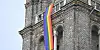 Eine Regenbogenfahne schmückt die Pfarrkirche Breitenfeld.