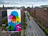 XXL-Kunstwerk: Das Wandgemälde, das Uwe Dierks in vielen Farben zeigt, prangt auf fast 400 Quadratmetern auf einer Hauswand in der HafenCity.