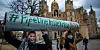 Mitglieder der Bewegung Fridays for Future protestieren mit einer symbolischen Rohrleitung gegen den Weiterbau der Gaspipeline Nord Stream 2. (Symbolfoto)