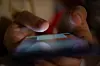 Jemand tippt auf einem Smartphone-Display.