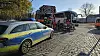 Rettungskräfte versorgen den Radfahrer.