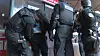 Polizisten kontrollieren am Hamburger Hauptbahnhof einen Mann.