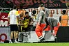 Yan Couto (3.v.l.) wird vom Platz getragen