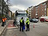 Polizisten stehen vor dem Laster.