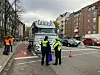 Polizisten stehen vor dem Laster.