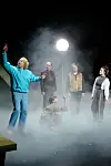 Menschen im Nebel auf einer Bühne