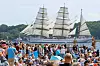 Angeführt vom Segelschulschiff „Gorch Fock“ startete am Samstagvormittag die traditionelle Windjammerparade. Zahlreiche Zuschauer hatten sich am Ufer versammelt.
