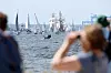 Große und kleine Segelschiffe fahren während der Windjammerparade auf der Kieler Förde.