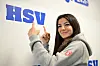 Vildan Kardesler vor einer HSV-Wand