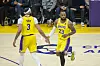 LeBron James klatscht Anthony Davis ab