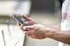 Ein Mitarbeiter des Technologieunternehmen Huawei hält am Stand auf der Internationalen Funkausstellung (IFA) ein Huawei Smartphone in der Hand.