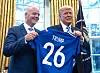 Gianni Infantino und Donald Trump halten ein Trikot in die Kamera mit der Aufschrift Trump 26