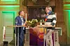Mann in gestreiftem Pullover interviewt Mann in Anzug