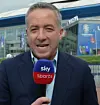 Der Sky-Journalist Kaveh Solhekol vor dem Schalker Stadion