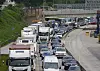 Fahrzeuge stauen sich auf der Autobahn A7 vor dem Elbtunnel.