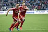 Marcelo Díaz und Matthias Ostrzolek jubeln über den Ausgleichstreffer des HSV in der Relegation in Karlsruhe