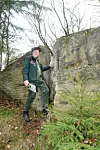 Waldpädagoge Jörn Freyenhagen bietet Führungen auf dem verwilderten Gelände an.