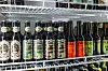 Allerlei exotisch anmutende Biersorten werden verkauft, darunter „Schokoladenbier“.