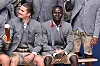 Sadio Mané grinst beim Lederhosen-Fotoshooting der Bayern verlegen.