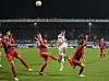 Adam Dzwigala vom FC St. Pauli setzt sich gegen zwei Heidenheimer Spieler durch