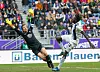 Aues Keeper Martin Männel (l.) und HSV-Angreifer Bakery Jatta