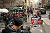 „Trump oder der Tod“: Ein Anhänger des Ex-Präsidenten steht mit einer Fahne am Strafgerichtshof in Manhattan.