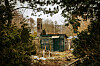Über dem „Lost Place“ ragt ein Holzturm in die Höhe. Welchen Zwecken er dient, ist unbekannt.