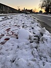 Die Veloroute 11 im Hafen: Wie an vielen anderen Straßen wurde der Schnee einfach auf den Radweg geschoben, wo er sich jetzt türmt.