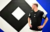 Daniel Peretz vor dem HSV-Logo