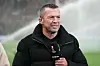 Lothar Matthäus am Mikrofon am Rande des Fußballplatzes.