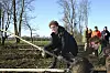 Atze Schröder pflanzt einen Baum