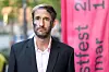 Junger Mann mit schwarzer Farbe im Gesicht