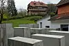 Betonblöcke mit einem Wohnhaus im Hintergrund