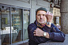 MOPO-Reporter Thomas Hirschbiegel mit den beiden Armbanduhren vor dem Laden an den Colonnaden, die er dort anbot: unten eine Omega Speedmaster, oben ein Chronograph der Marke Tudor.