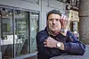 MOPO-Reporter Thomas Hirschbiegel mit den beiden Armbanduhren vor dem Laden an den Colonnaden, die er dort anbot: unten eine Omega Speedmaster, oben ein Chronograph der Marke Tudor.