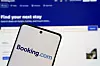 Das Booking.com Logo wird auf dem Bildschirm eines Smartphones angezeigt. (Symbolbild)