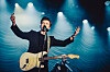 Rick Astley trat am Freitag in Hamburg auf und begeisterte das Publikum in der Edel-Optics-Arena.