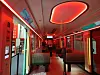 Per Knopfdruck wird der Waggon in rotes Licht getaucht.