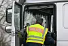 Ein Polizist kontrolliert einen Sattelzug (Symbolbild).