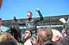 Fabian Hürzeler lässt sich von den St. Pauli-Fans auf Händen tragen